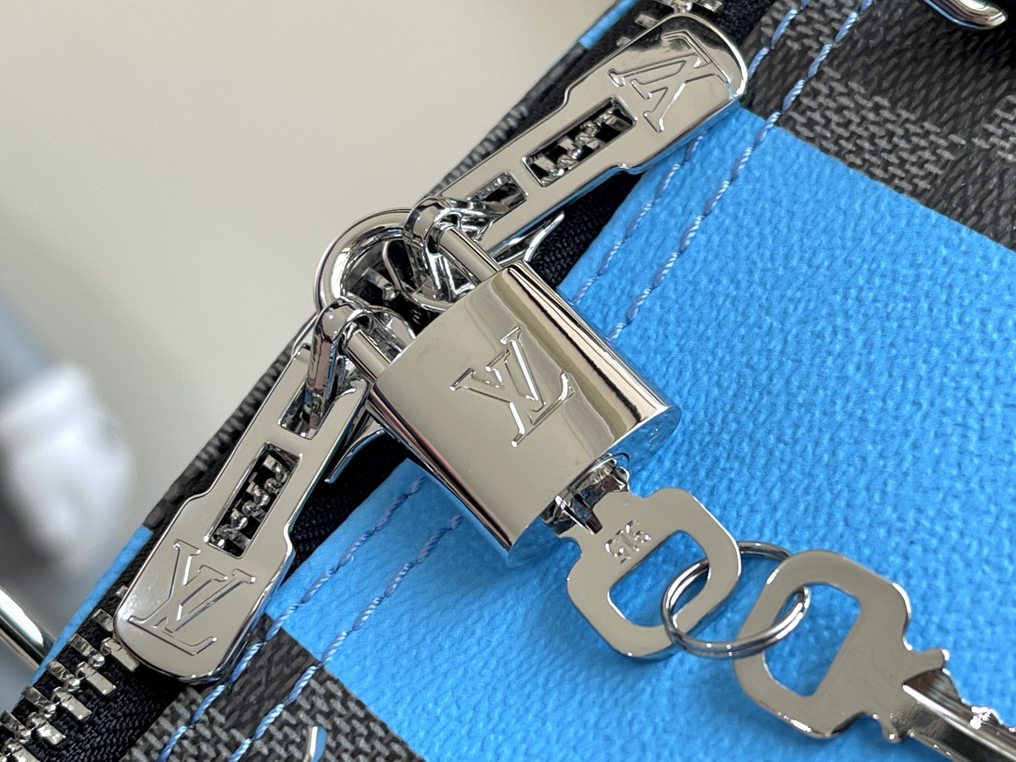 KEEPALL 50 BANDOULIÈRE BLEU DAMIER GRAPHITE 