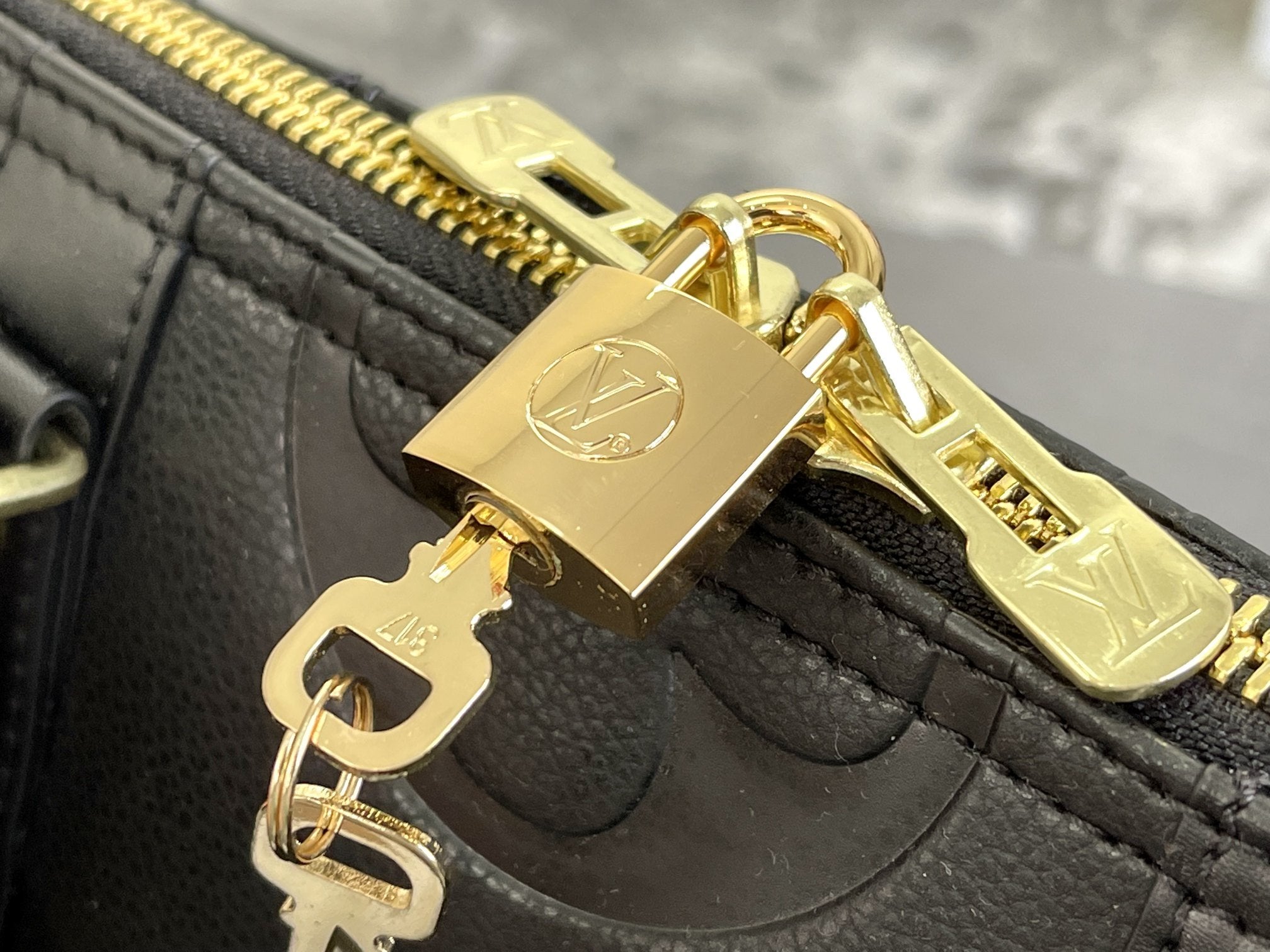 KEEPALL 45 BANDOULIERE MONOGRAMME EMPREINTE GÉANT