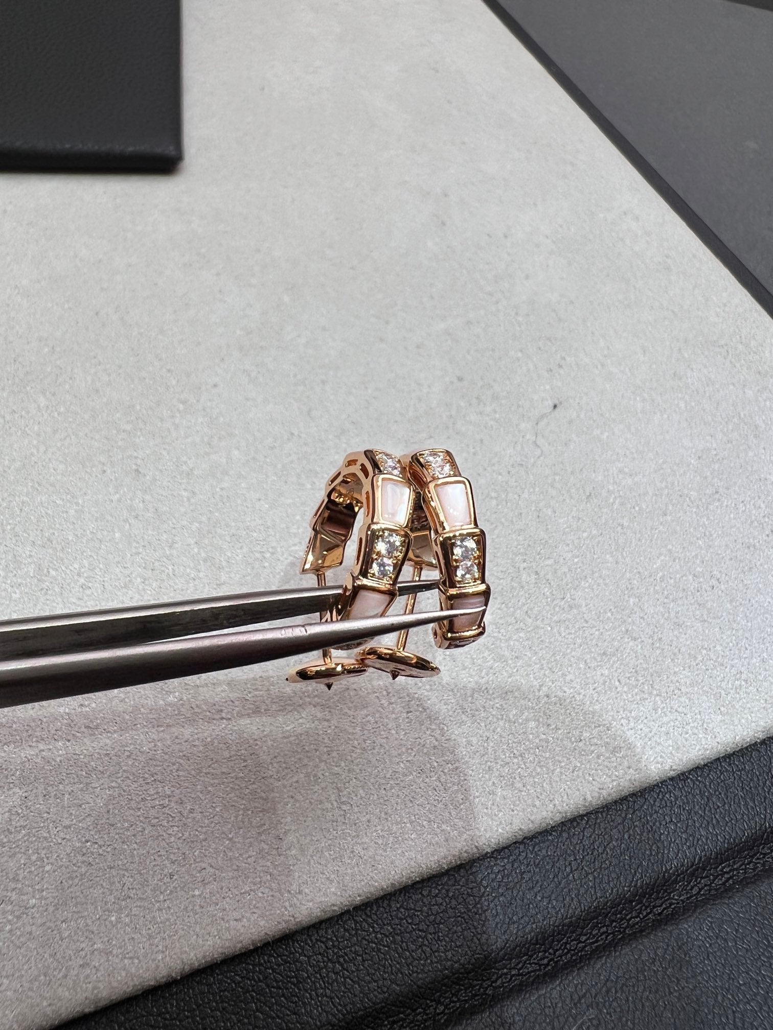 [Shinejoy]SERPENTI MOP PINK GOLD EARRINGS