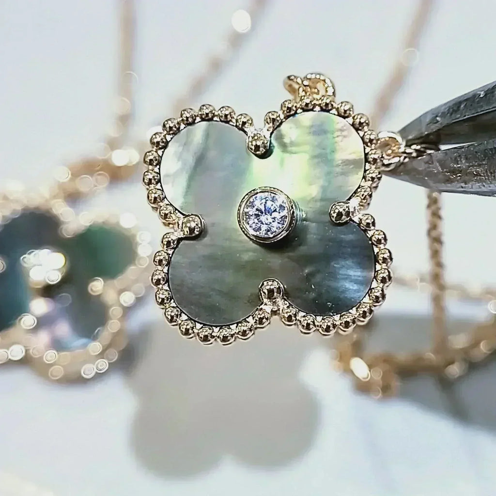 [Shinejoy] COLLIER CLOVER 15 MM DIAMANTS ET NACRE GRISE