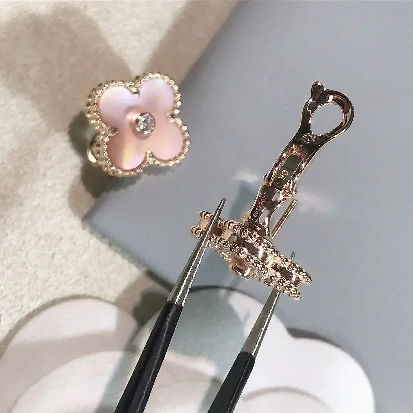 [Shinejoy]CLOVER MEDIUM 1 MOTIFS  PINK MOP DIAMOND EARRINGS