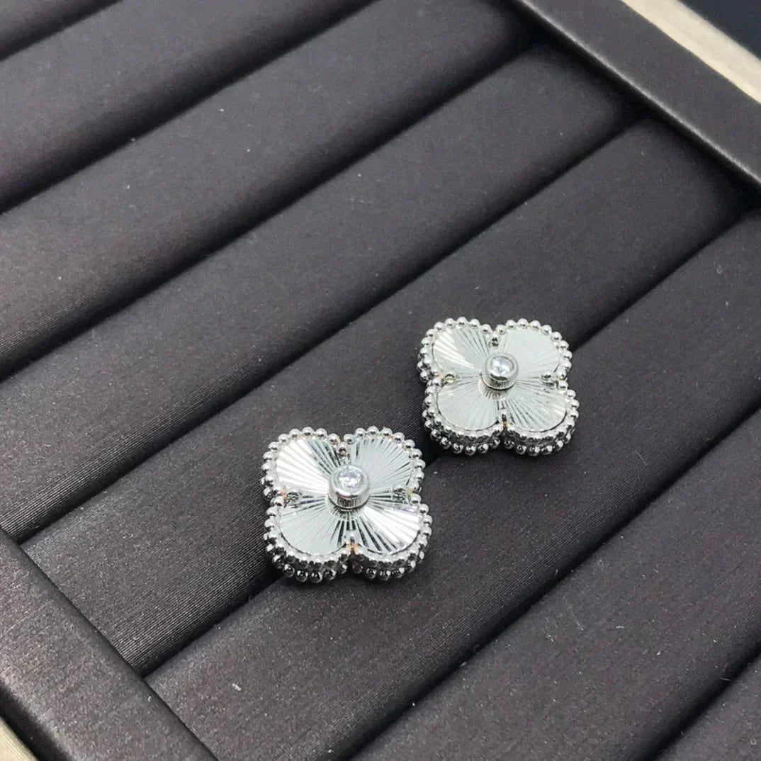 [Shinejoy]CLOVER MINI 9.5MM LASER EARRINGS