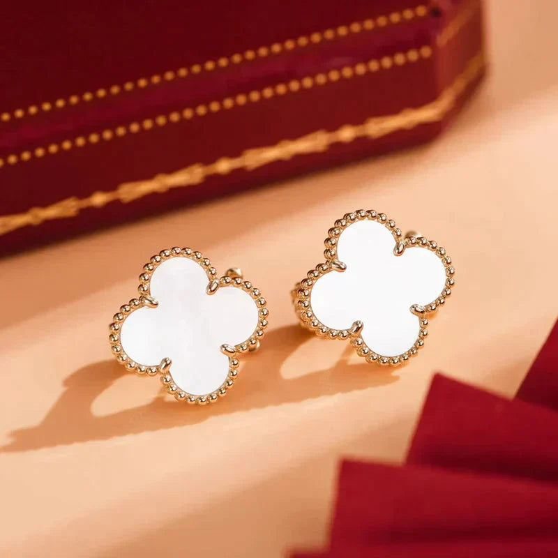 [Shinejoy]CLOVER MEDIUM 1 MOTIFS  WHITE MOP STUD EARRINGS