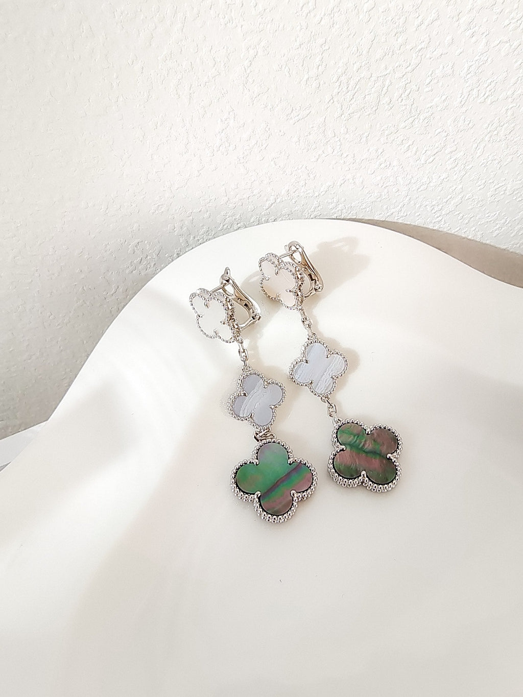 [Shinejoy]CLOVER 3 MOTIFS CHALCEDONY DARK MOP SILVER EARRINGS