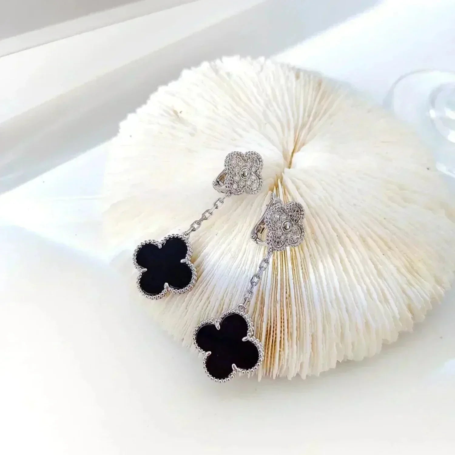 [Shinejoy]CLOVER 2 MOTIFS  DIAMOND ONYX EARRINGS SILVER