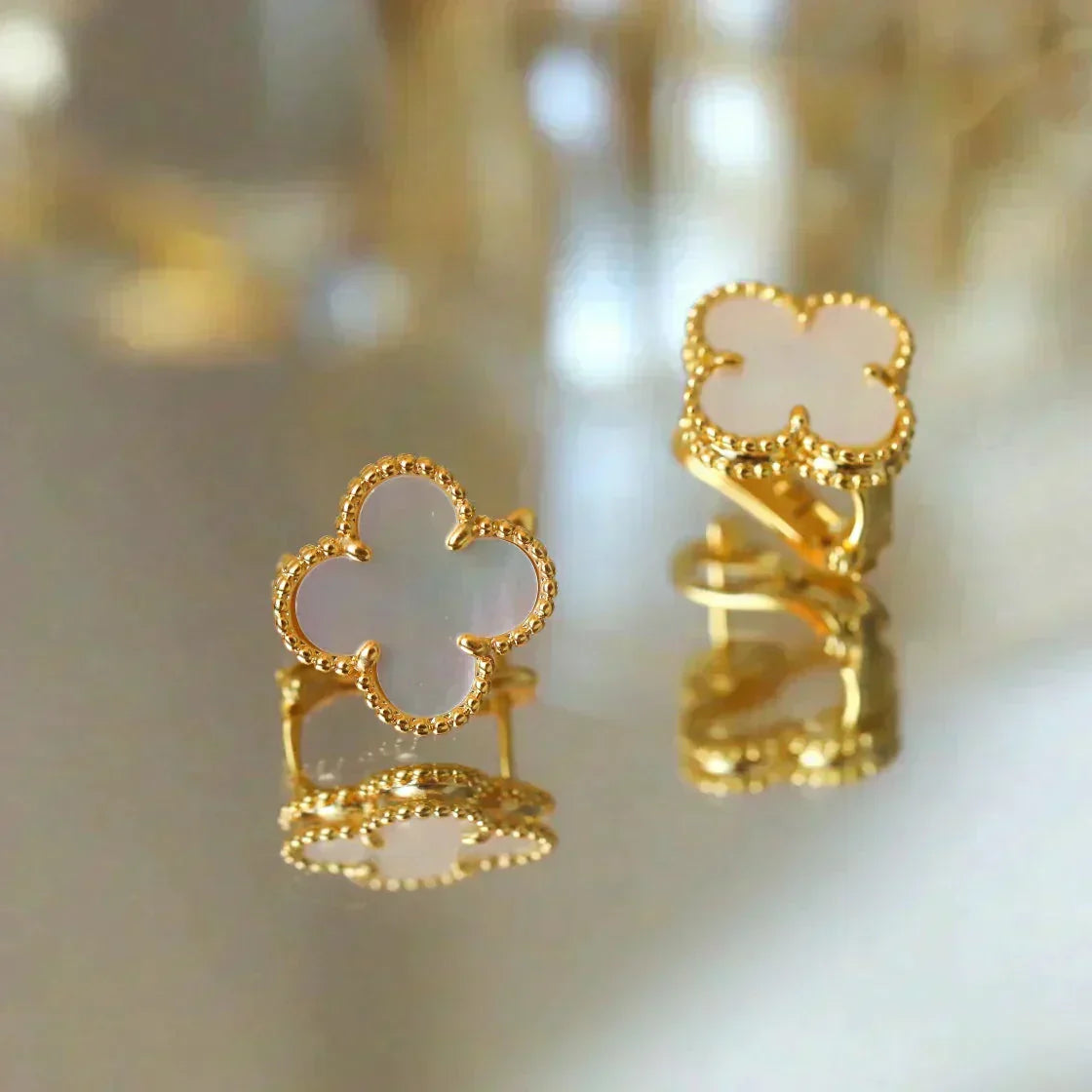 [Shinejoy]CLOVER MEDIUM 1 MOTIFS  WHITE MOP STUD EARRINGS