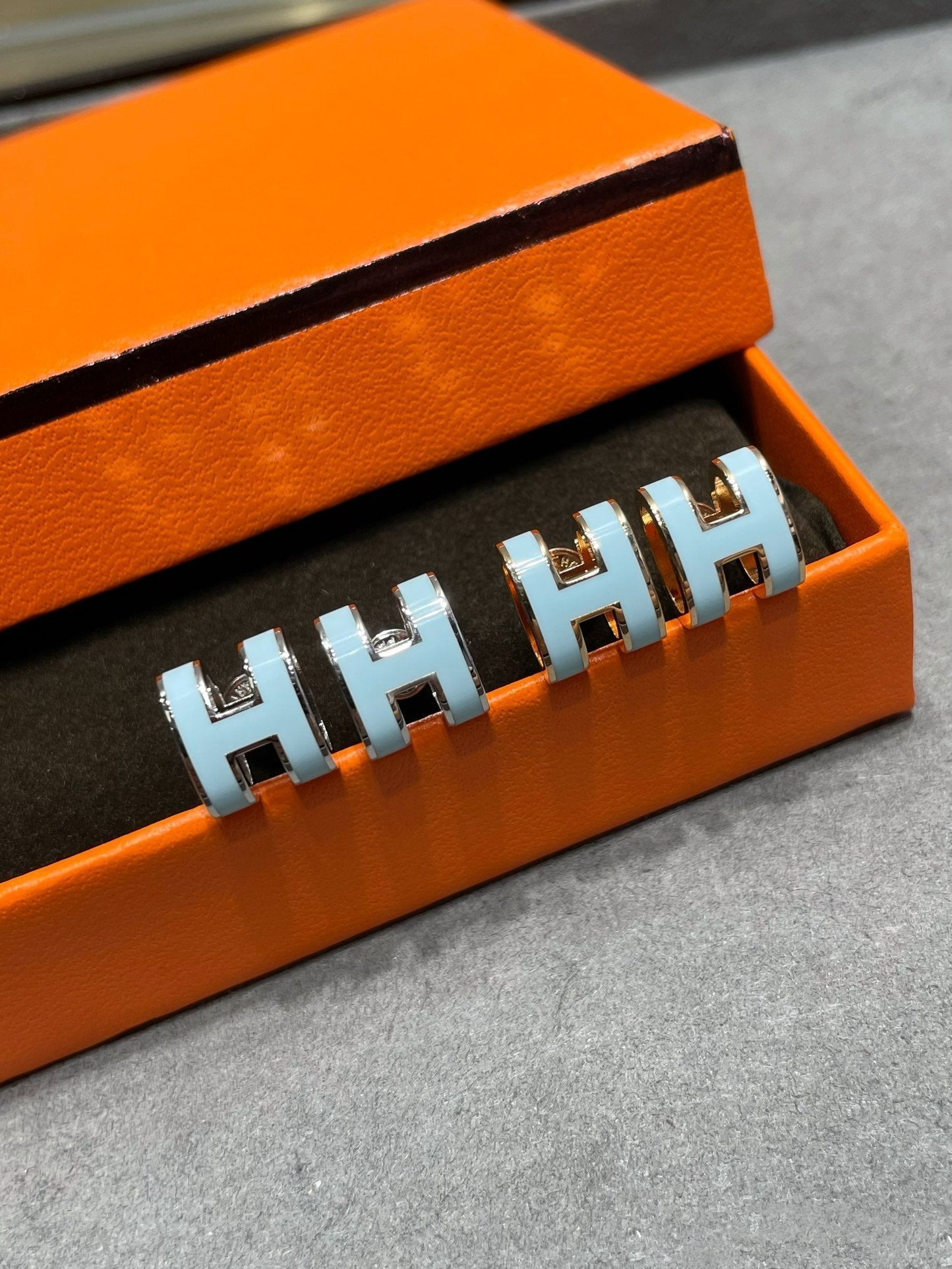 [Shinejoy]POP H SKY BLUE STUD EARRINGS