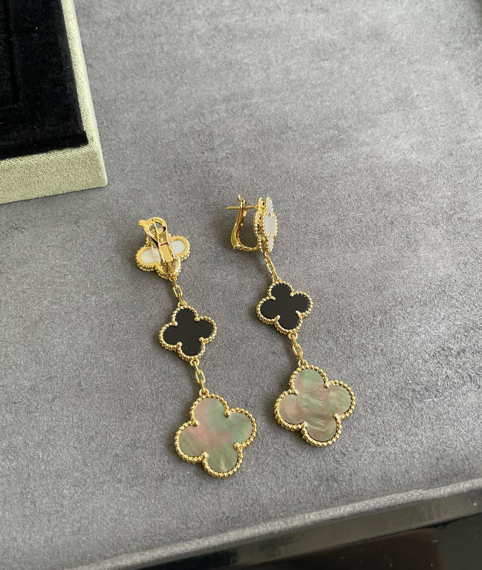 [Shinejoy]CLOVER 3 MOTIF MOP ONYX DARK MOP PINK GOLD EARRINGS