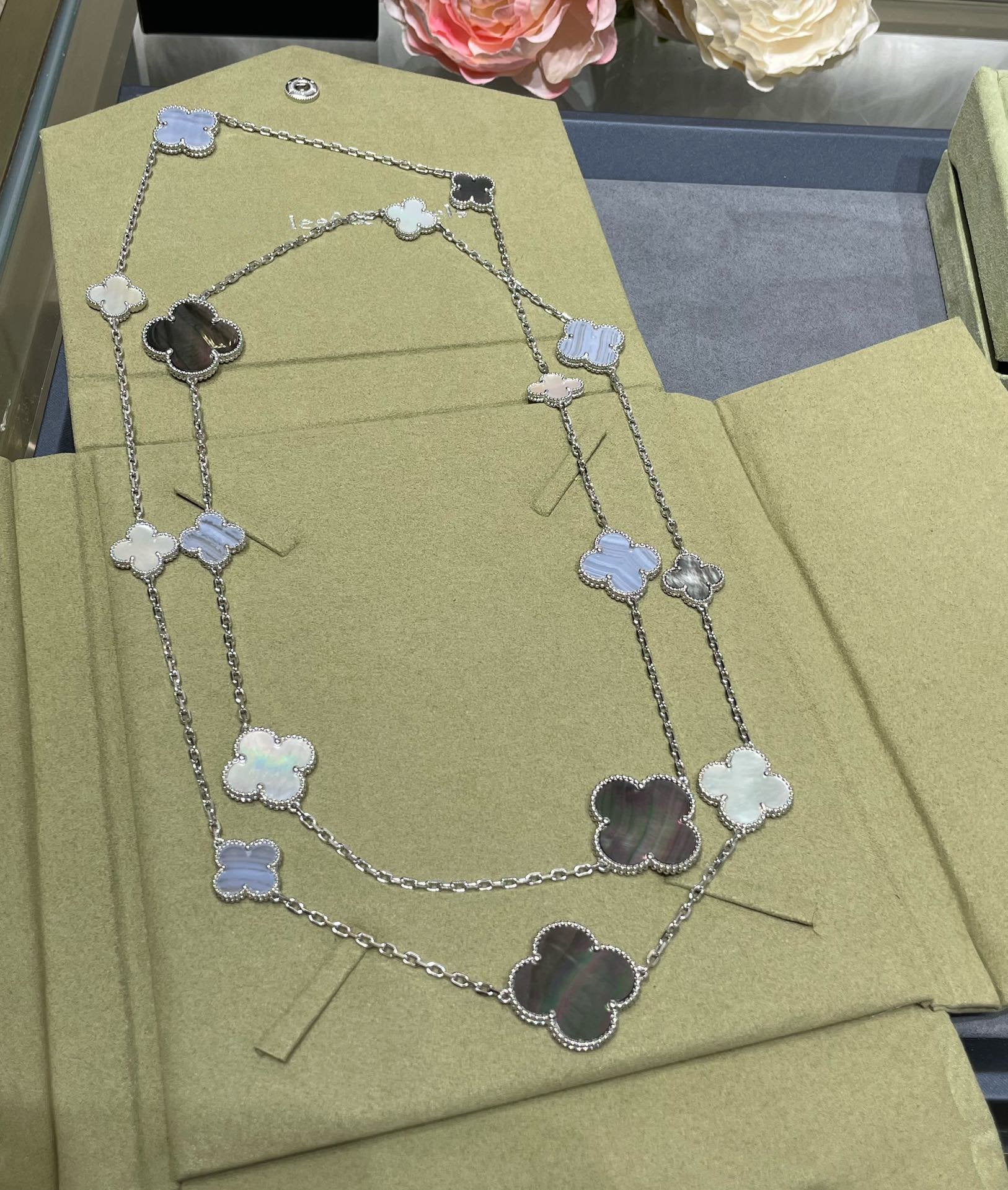 [Shinejoy] COLLIER EN ARGENT ET CHALCÉDONY MOP À MOTIF CLOVER 16