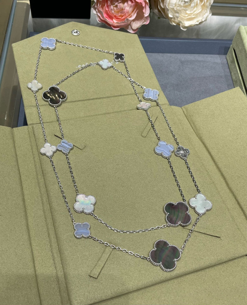 [Shinejoy] COLLIER EN ARGENT ET CHALCÉDONY MOP À MOTIF CLOVER 16