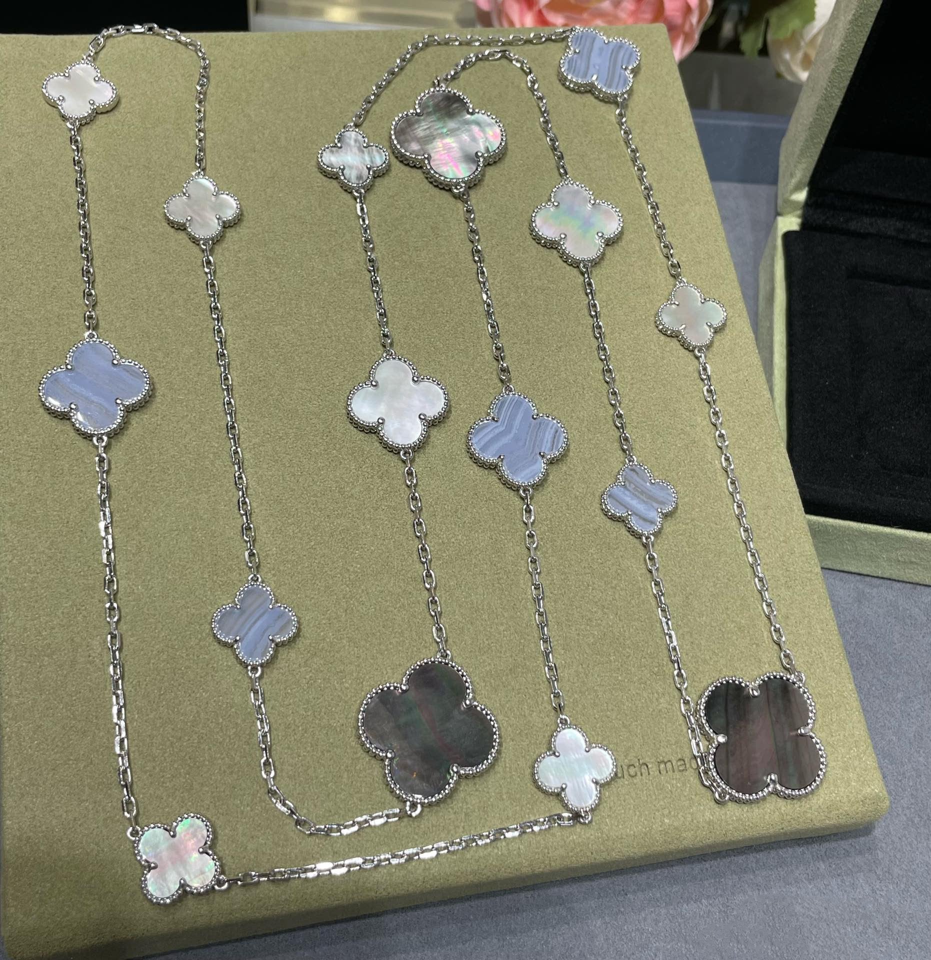 [Shinejoy] COLLIER EN ARGENT ET CHALCÉDONY MOP À MOTIF CLOVER 16