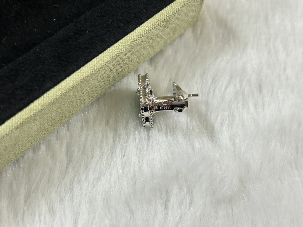 [Shinejoy]クローバー ピーターサイト ミディアム スタッドピアス