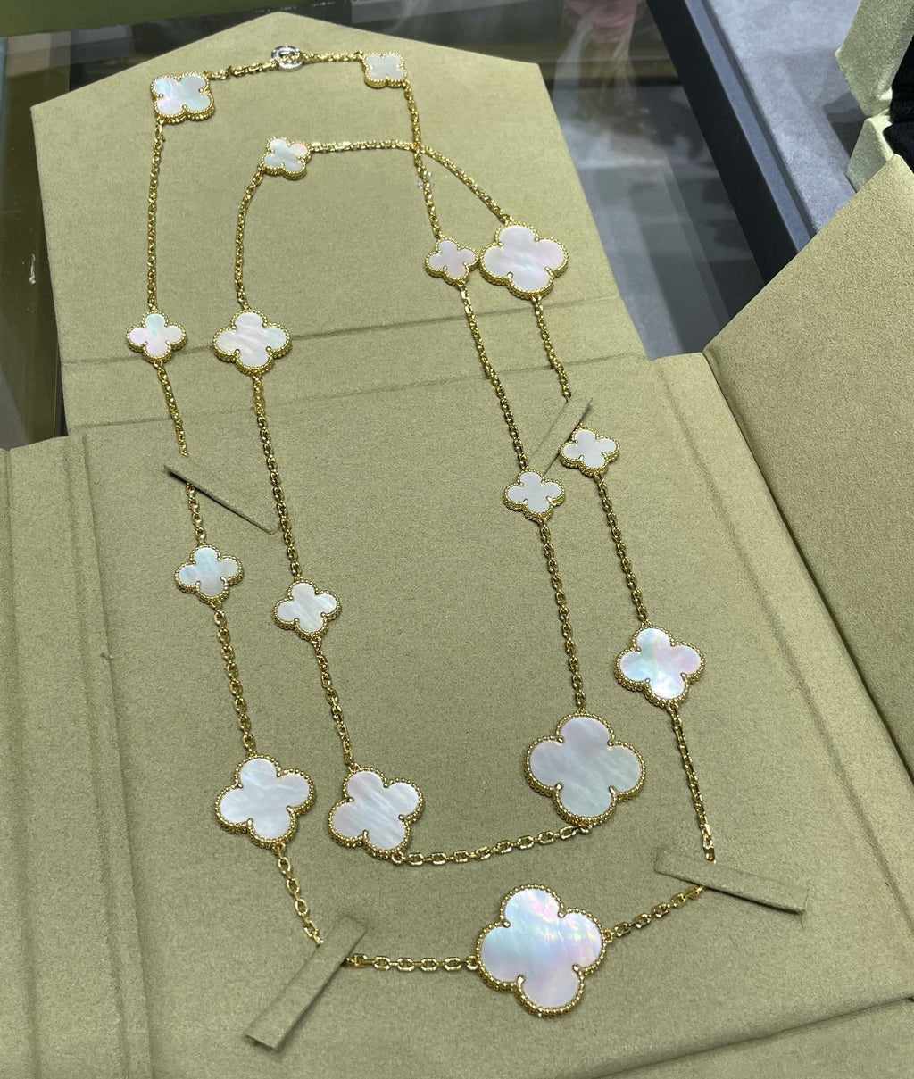 [Shinejoy]CLOVER 16 MOTIF WHITE MOP GOLD NECKLACE