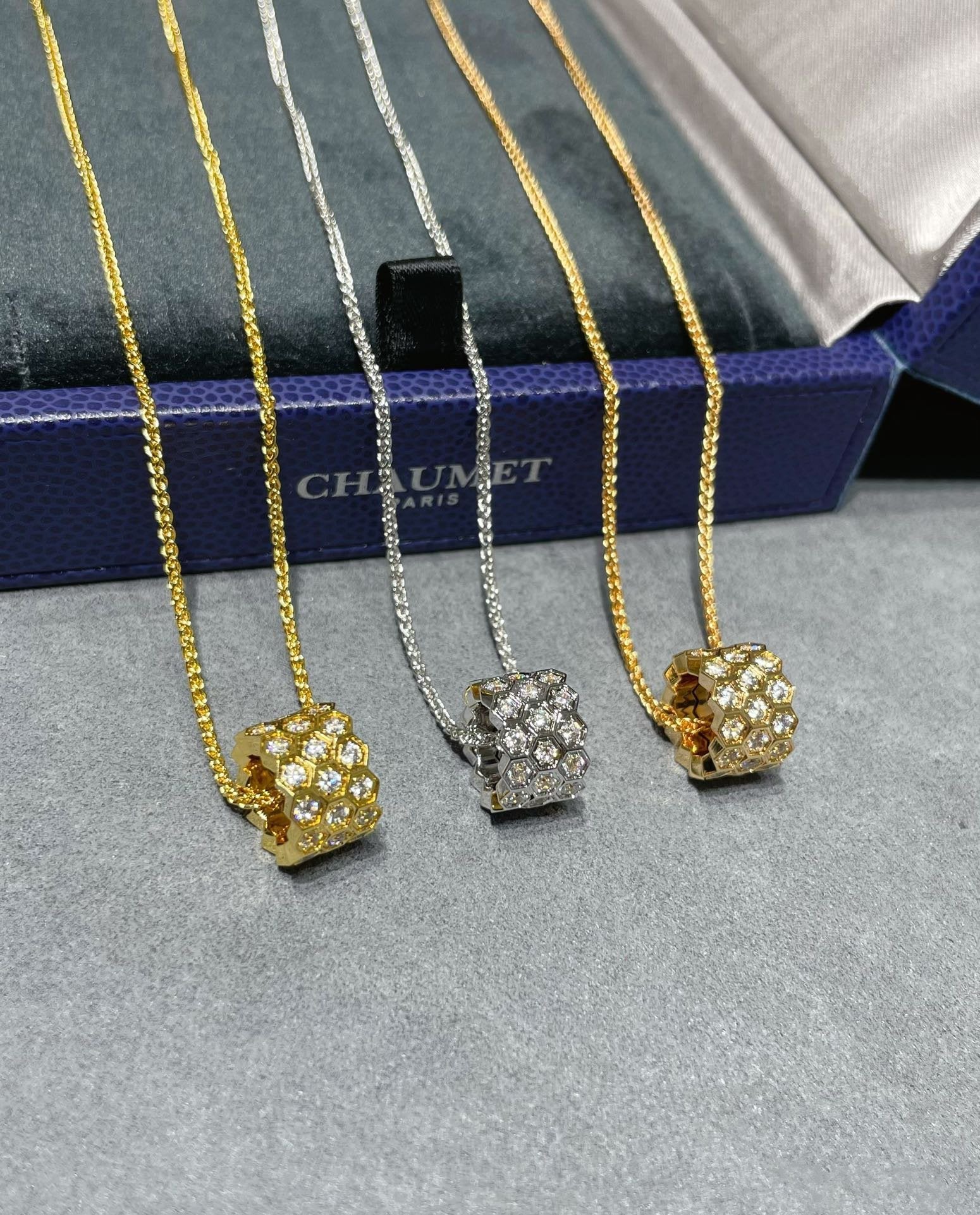 [Shinejoy]BEE LOVE DIAMOND PAVED 3 ROW NECKLACE