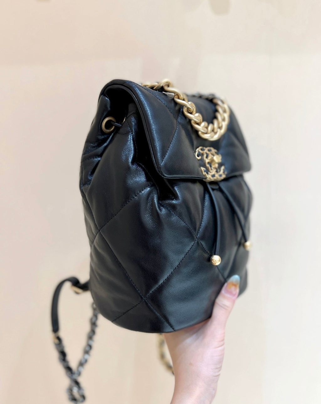 Sac à dos CC 19 26 cm en cuir de chèvre noir avec fermetures dorées