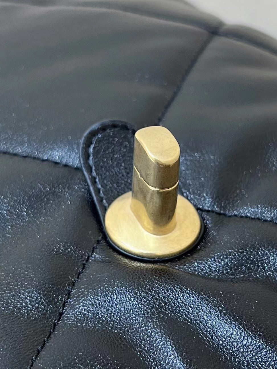 Sac à dos CC 19 26 cm en cuir de chèvre noir avec fermetures dorées