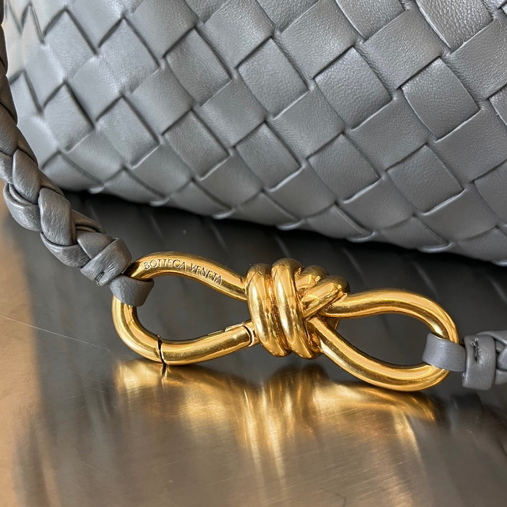 BV スモール アンダモ 25cm ダークグレー ラムスキン