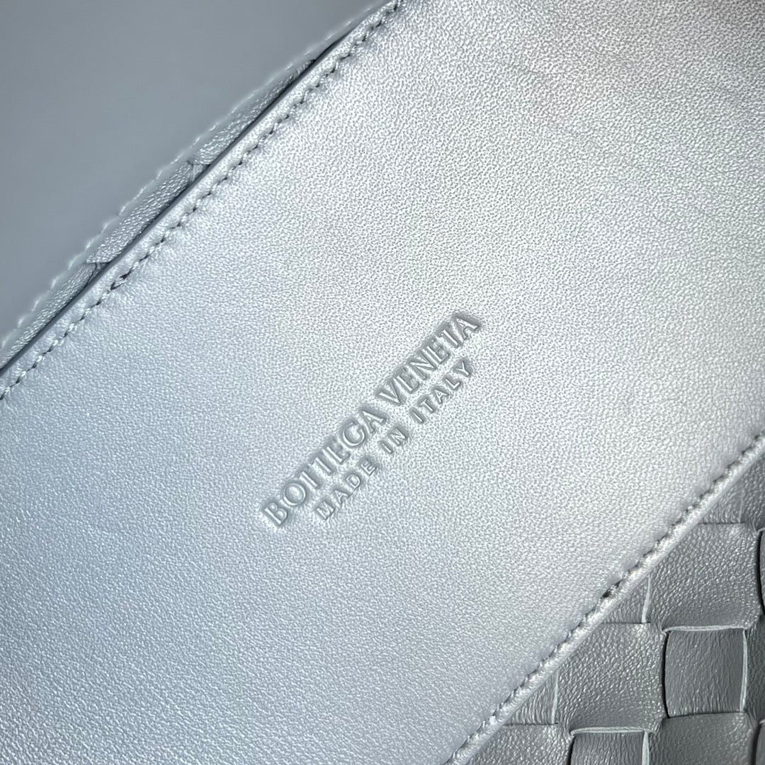 BV スモール アンダモ 25cm ダークグレー ラムスキン