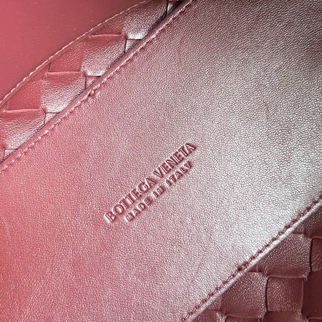 BV スモール アンダモ 25cm ダークレッド ラムスキン