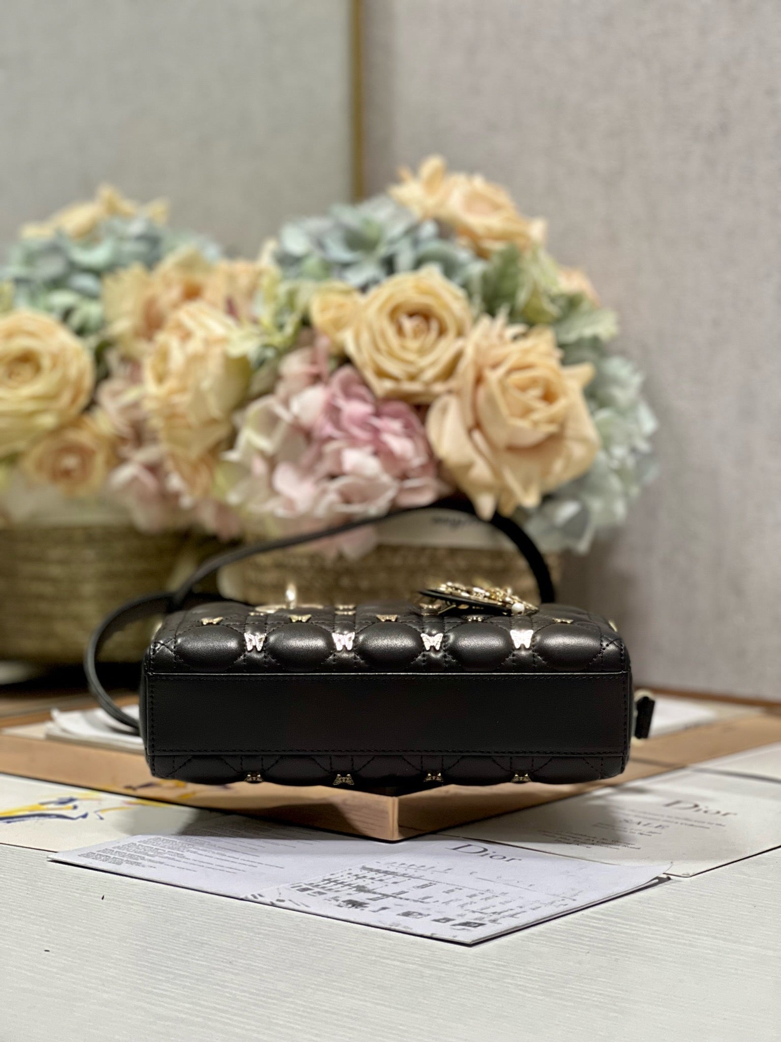 PETITE FEMME D-JOY 22 Clou papillon en peau d'agneau noire