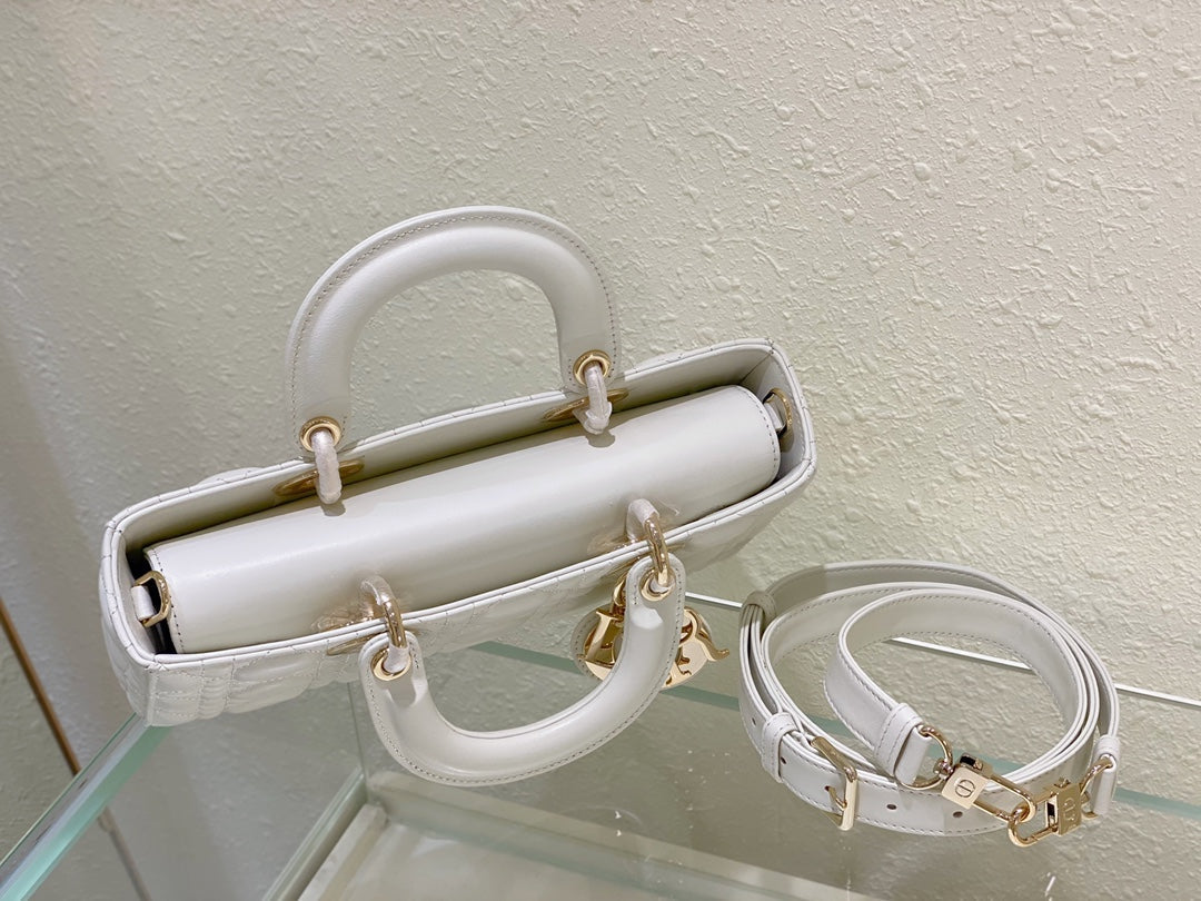 SAC D-JOY 26 MOYEN EN PEAU D'AGNEAU BLANC