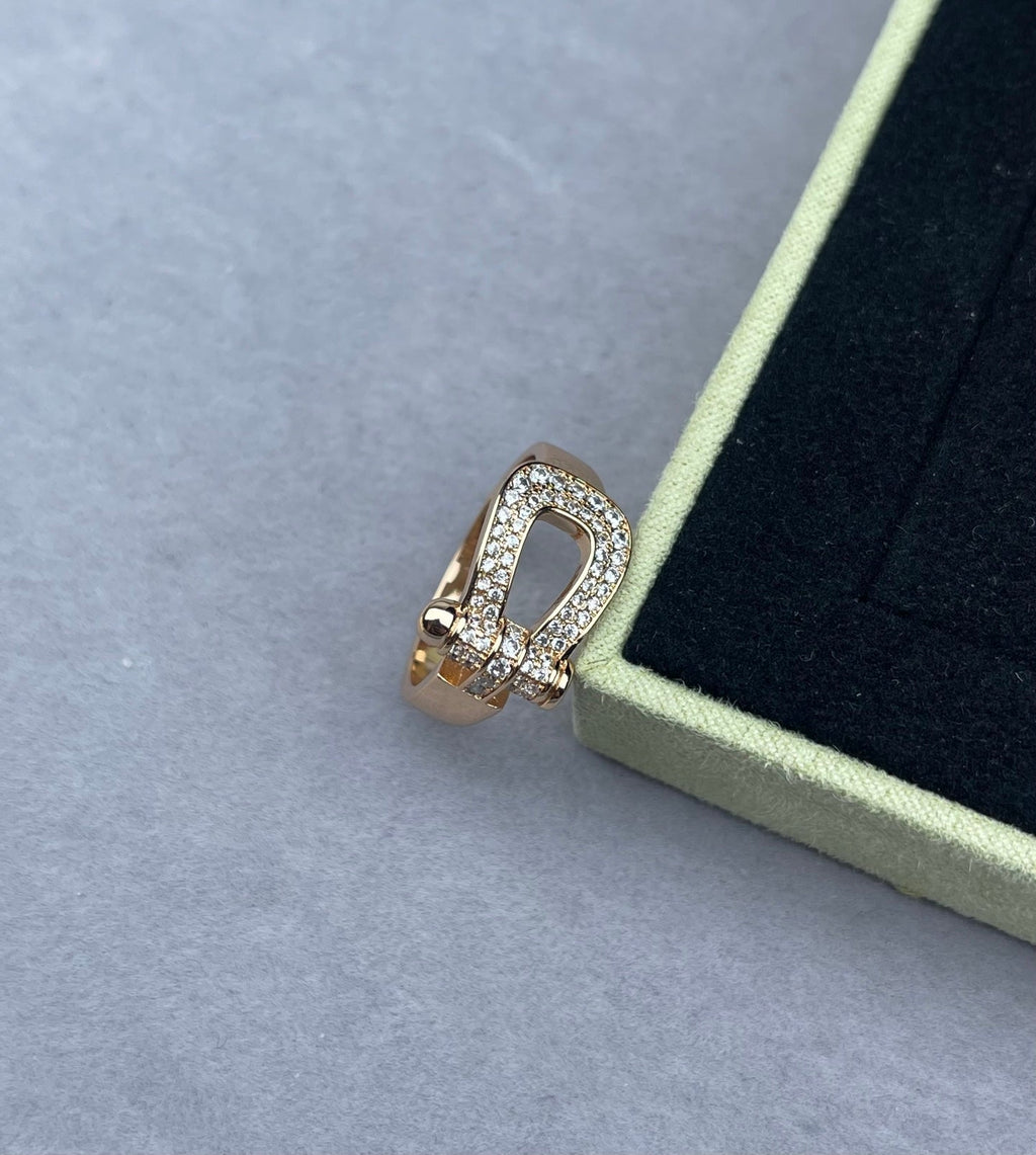 [Shinejoy]幅広蹄型ダイヤモンドスタッズリング