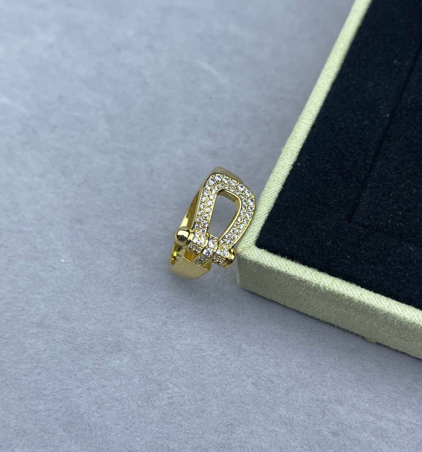 [Shinejoy]Wide Hoof-Shaped Diamond-Studded Ring