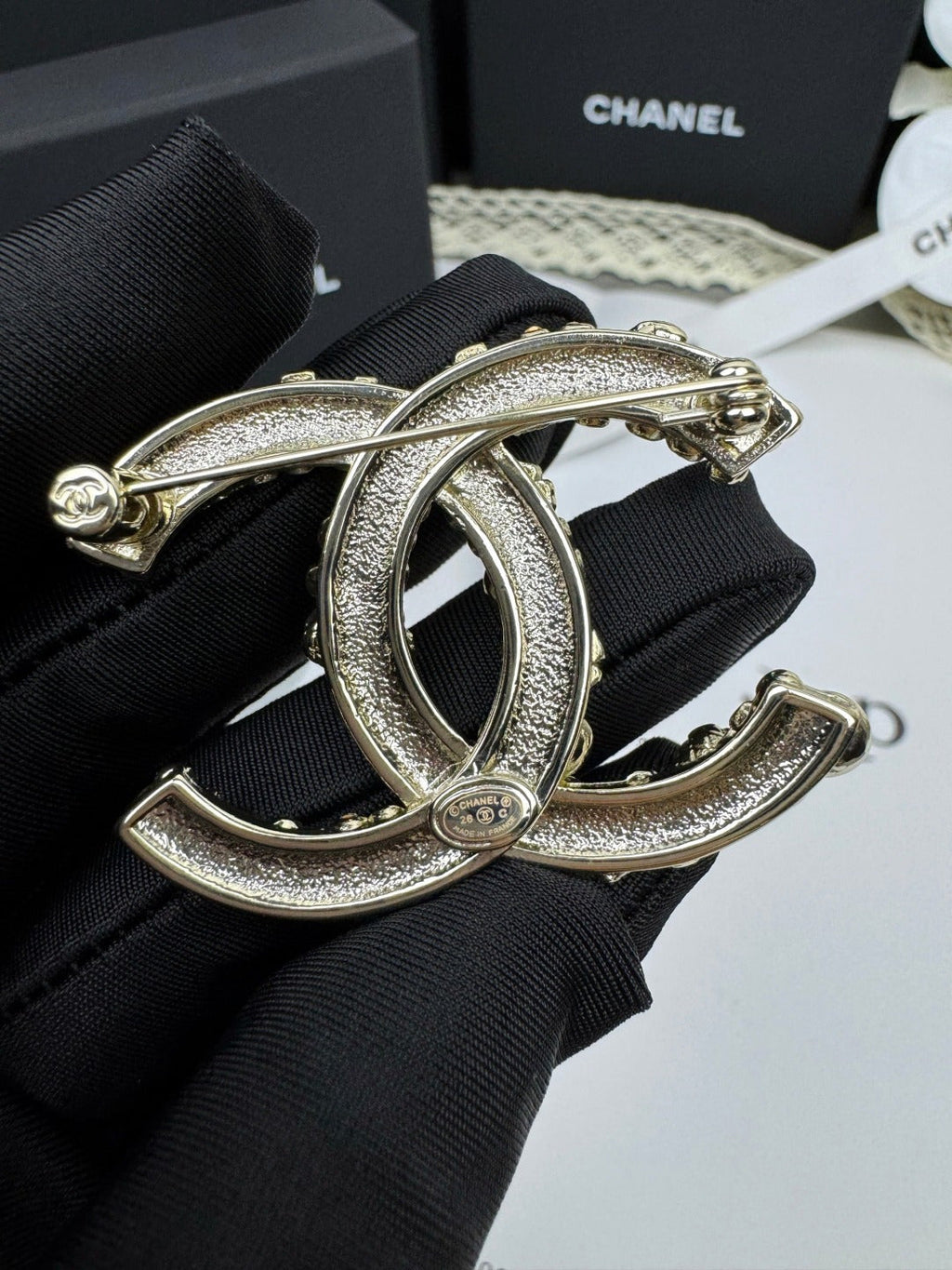 [Shinejoy] Broche double C en forme de cornet de glace émaillé rose et blanc 26C