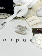 [Shinejoy] Broche double C en forme de cornet de glace émaillé rose et blanc 26C