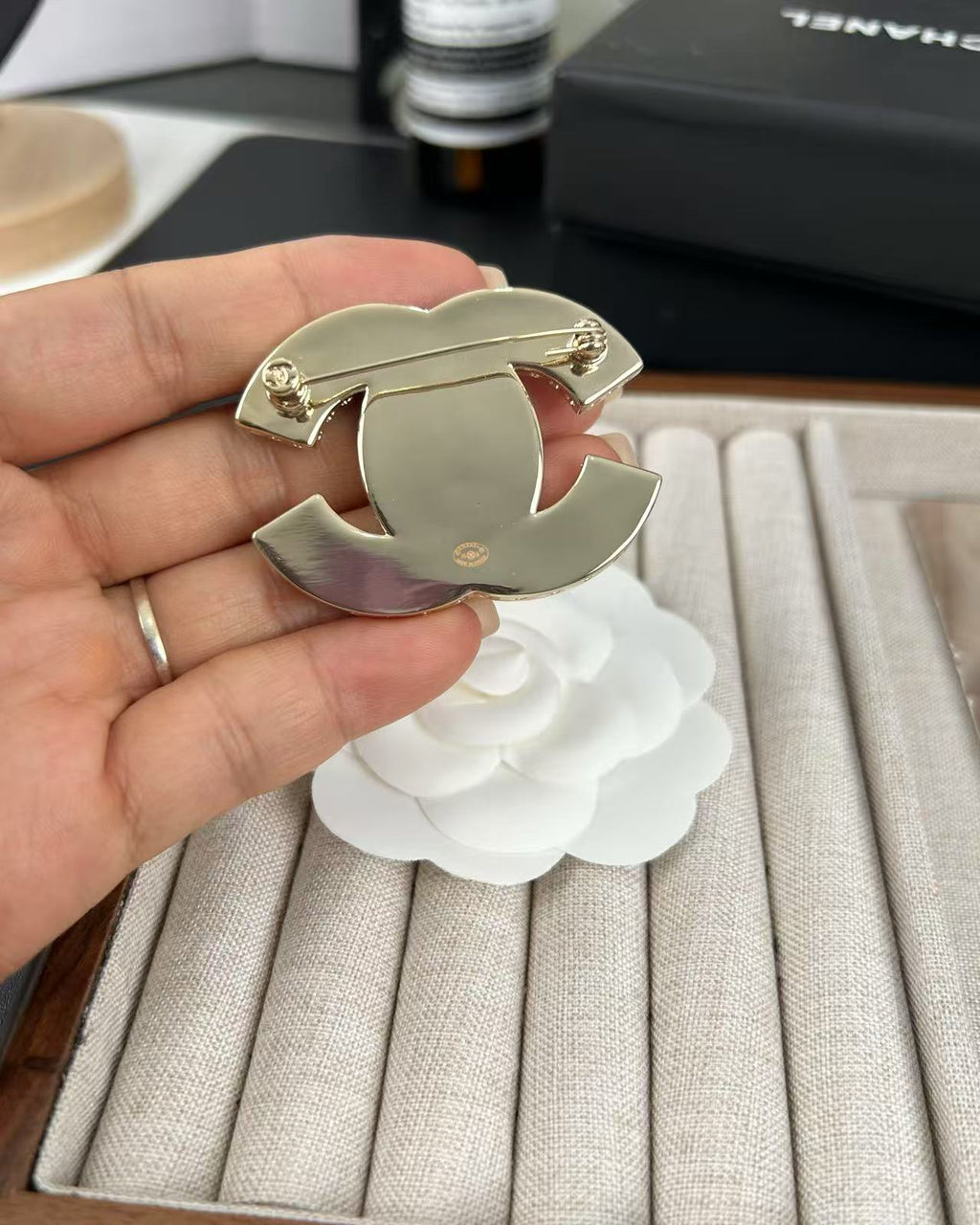 [Shinejoy]ピンクレジンクラシックブローチ5cm