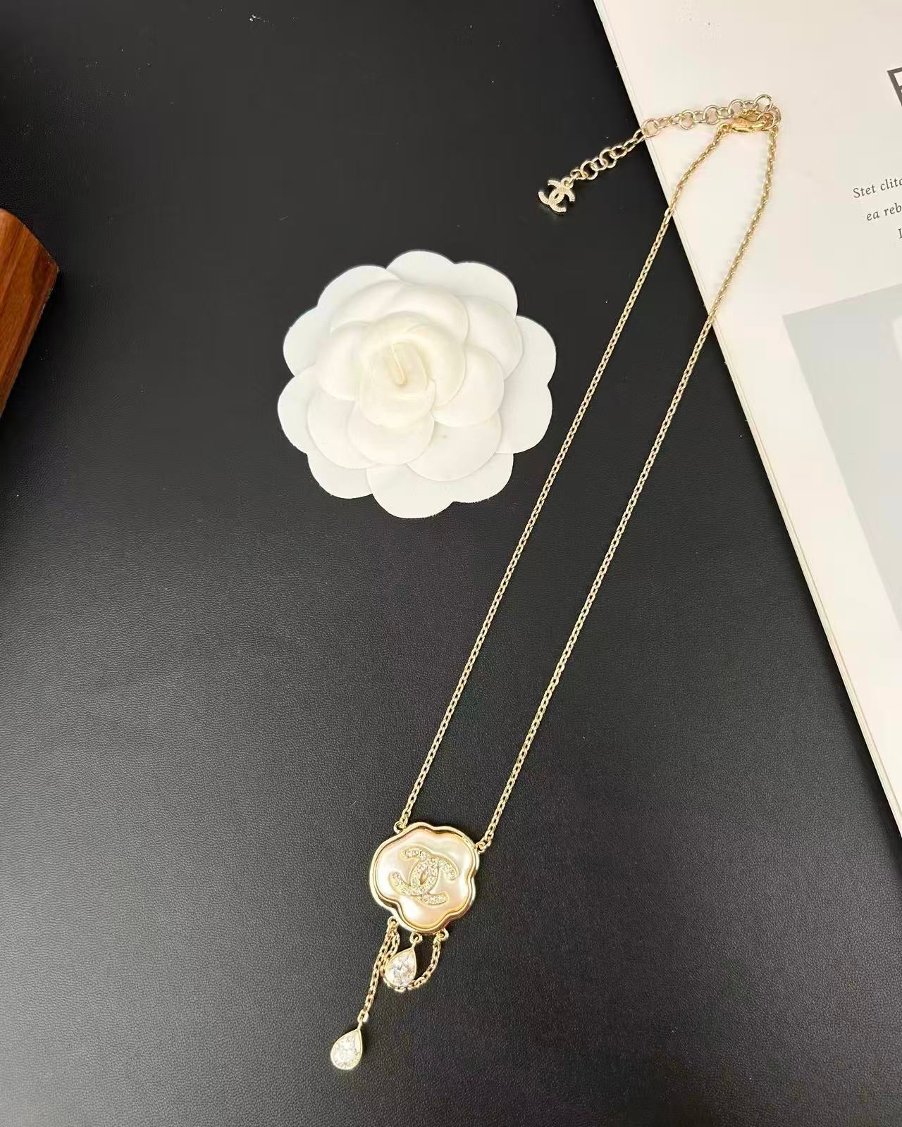 [Shinejoy]Cloud Pearl Mother-of-Pearl Diamond Chain Pendant Necklace