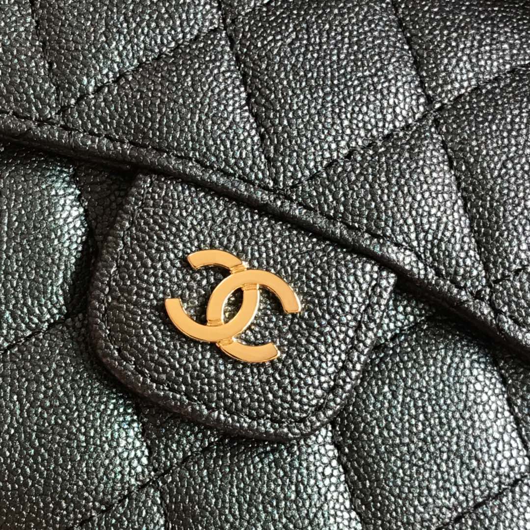 PORTE-CARTES À RABAT CC 11,5 cm EN CUIR DE VEAU GRAINÉ NOIR AVEC ICÔNE DORÉE