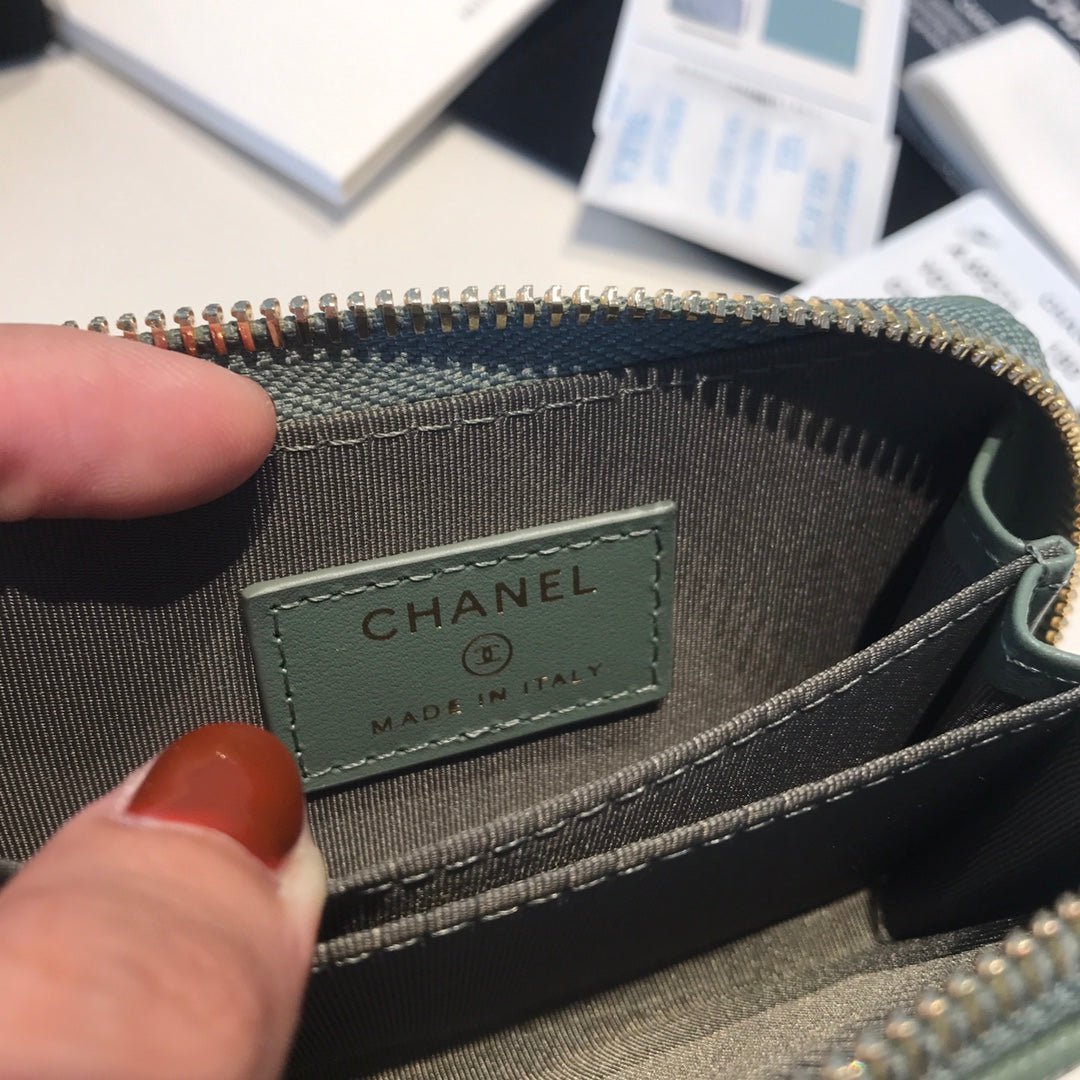 Porte-monnaie zippé CC Basic 11 en cuir de veau turquoise, icône dorée