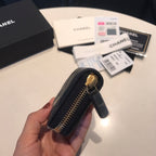 Sac à main zippé CC en cuir de veau noir avec icône dorée