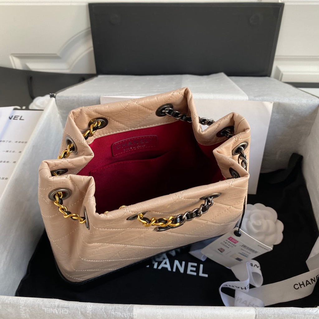 Sac à dos CC GRABRIELLE petit modèle 24 en cuir de veau beige amande et noir