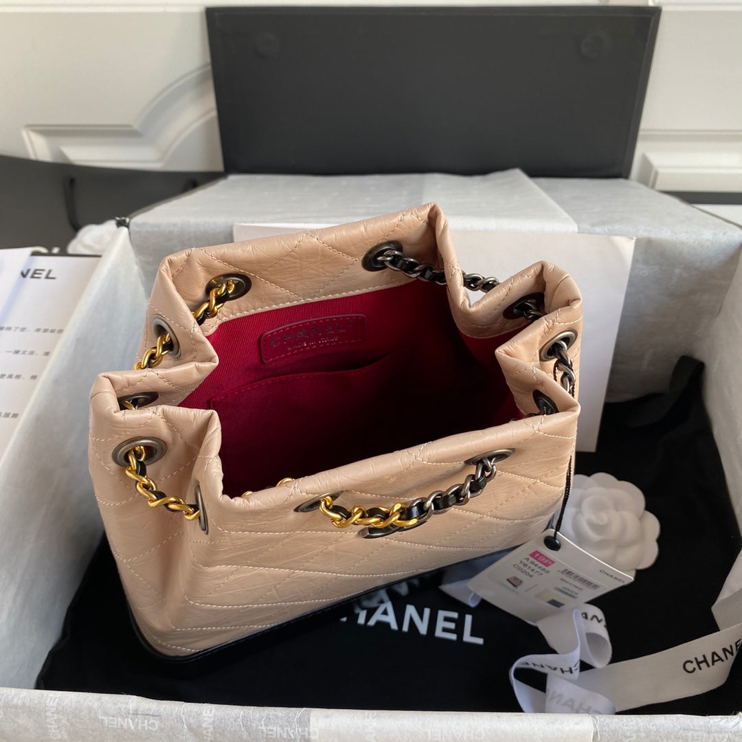 Sac à dos CC GRABRIELLE petit modèle 24 en cuir de veau beige amande et noir