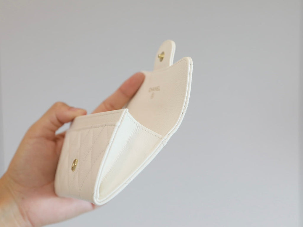 CCフラップカードホルダー 11.3 ホワイトグレインカーフスキン ゴールドアイコン