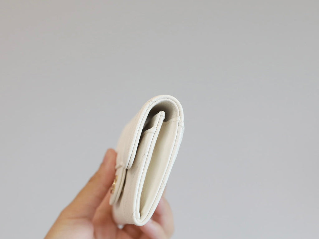 CCフラップカードホルダー 11.3 ホワイトグレインカーフスキン ゴールドアイコン