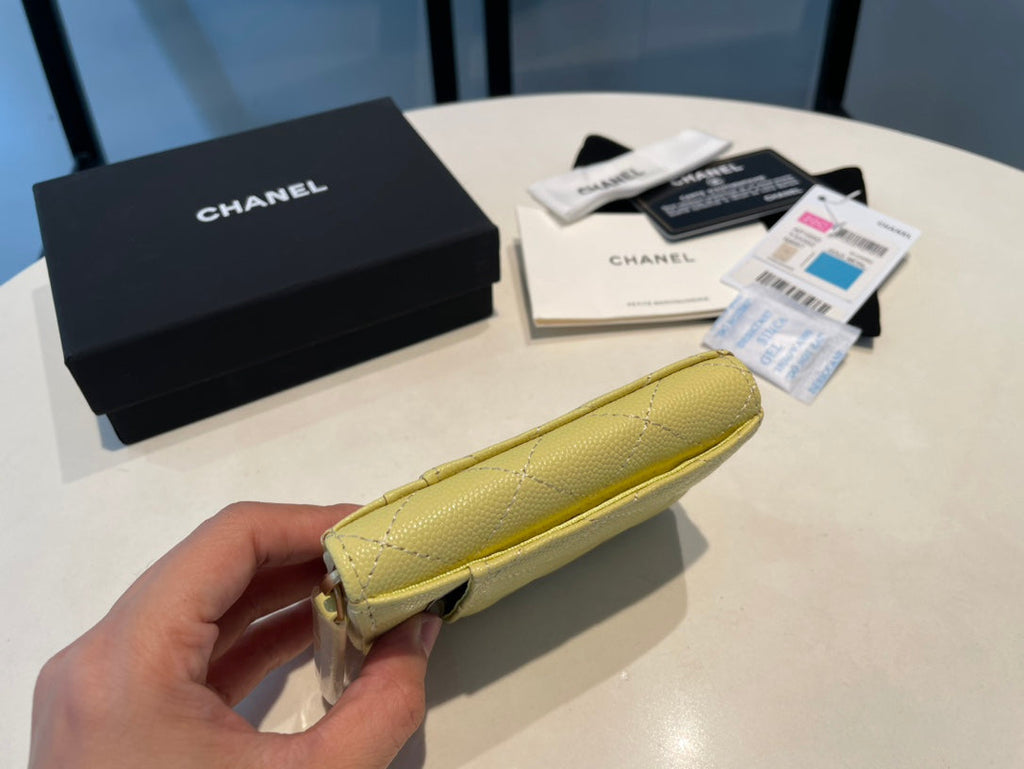 Porte-monnaie zippé CC 11 en cuir de veau grainé jaune