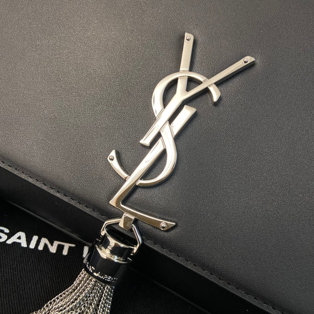 Sac à main KATE TASSEL 24 en cuir de veau noir avec logo argenté