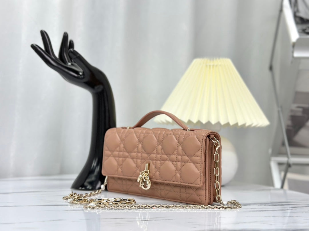 Sac à main Lady Chain 21 en cuir d'agneau beige amande