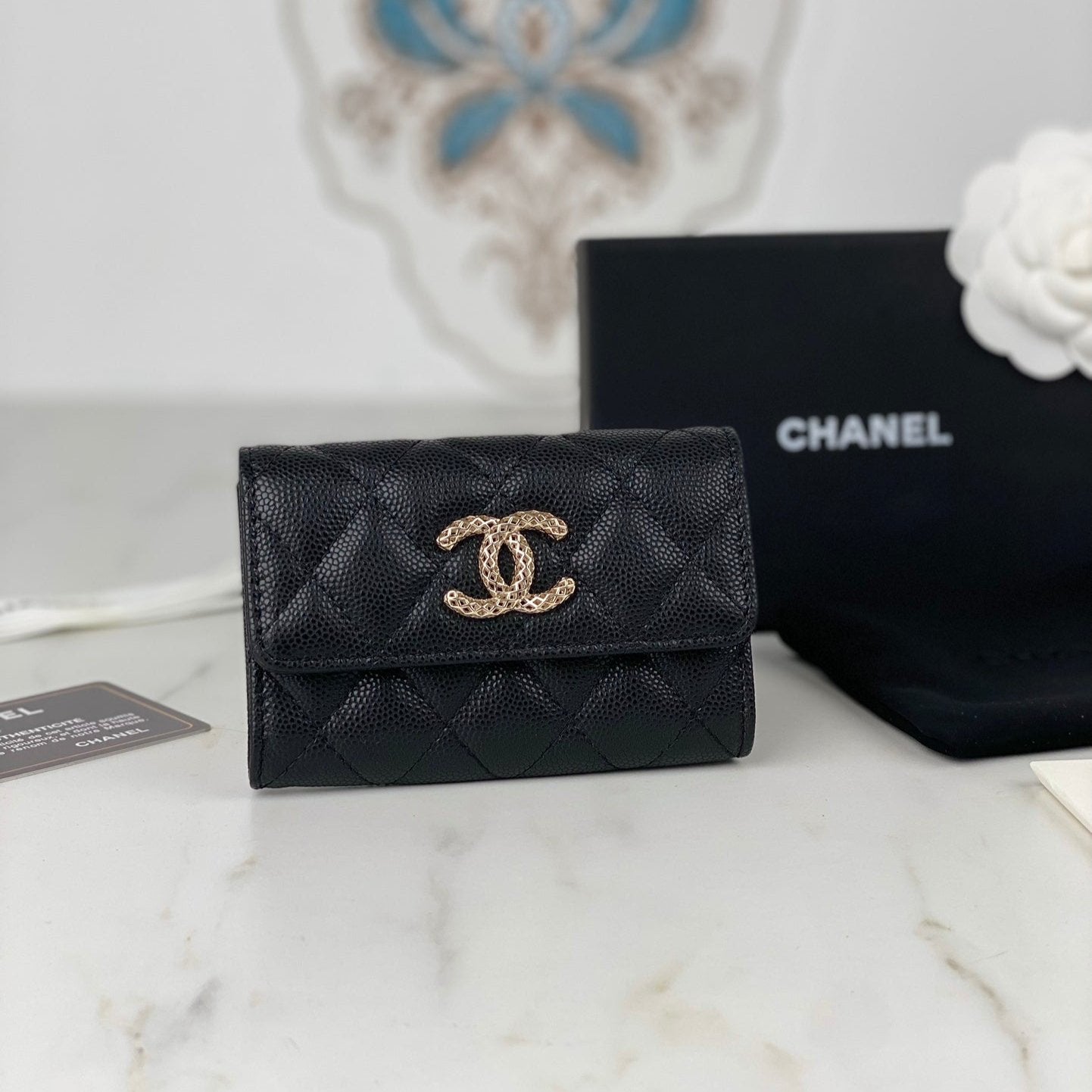 PORTE-CARTES À RABAT CC 11 EN CUIR DE VEAU GRAINÉ NOIR AVEC ICÔNE OR