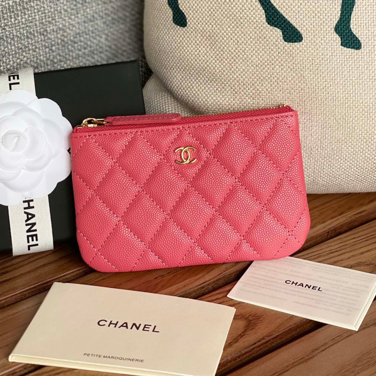 Pochette zippée CC Classic Small 15 en cuir de veau grainé rouge blush