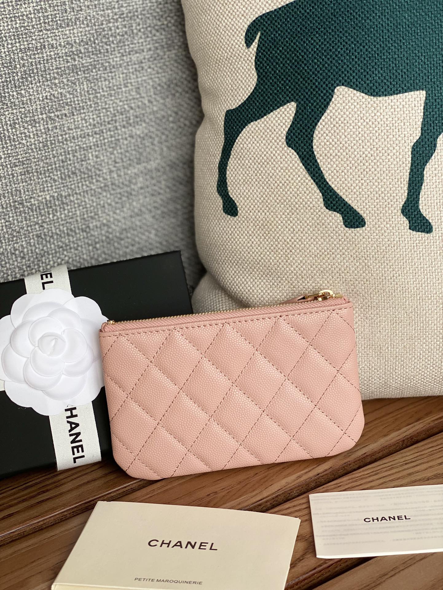 Pochette zippée CC Classic Small 15 en cuir de veau grainé rose clair