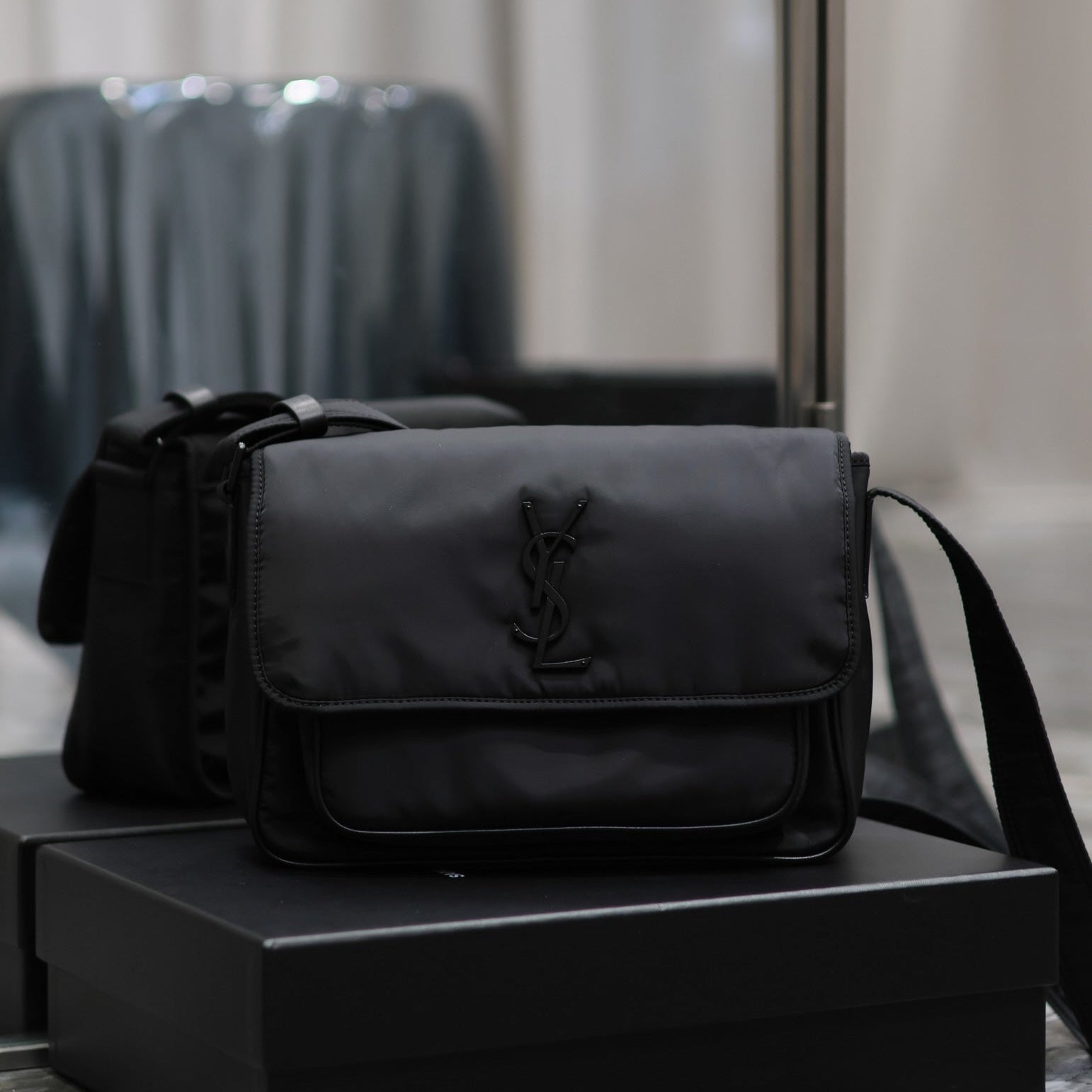 ニキ ミディアム 28 ブラック ナイロン