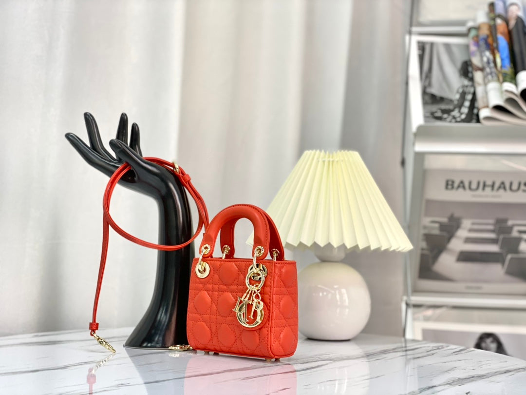 SAC MICRO LADY 12 EN CUIR D'AGNEAU ROUGE ÉCARLATE