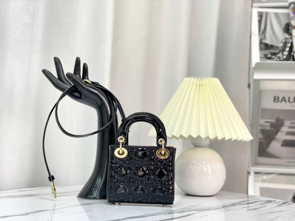 光沢のあるブラックラムスキンのマイクロレディ12バッグ