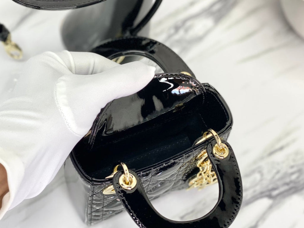 光沢のあるブラックラムスキンのマイクロレディ12バッグ