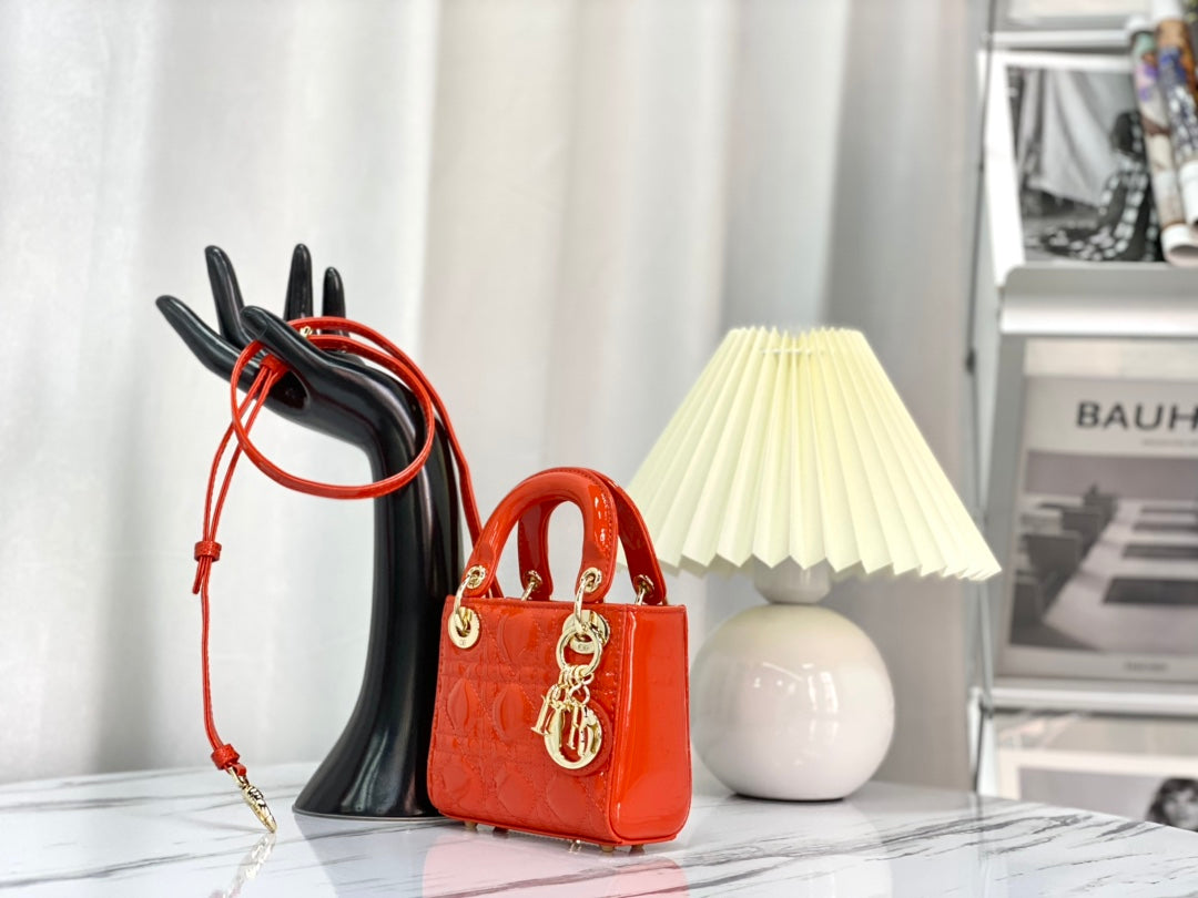 SAC MICRO LADY 12 EN CUIR D'AGNEAU ROUGE ÉCARLATE BRILLANT