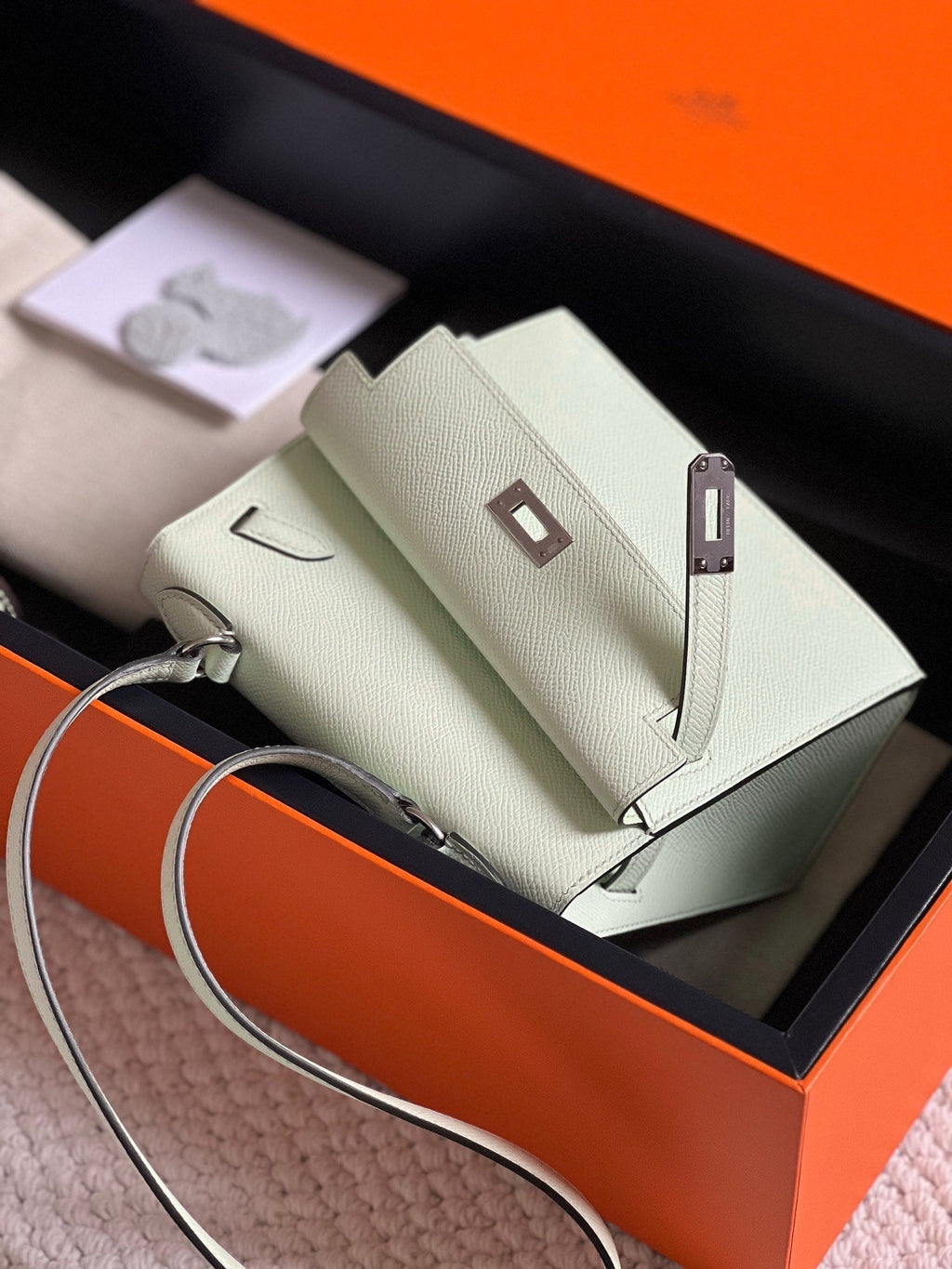 Sac Kelly Desordre 20 en cuir Epsom blanc avec accessoires argentés